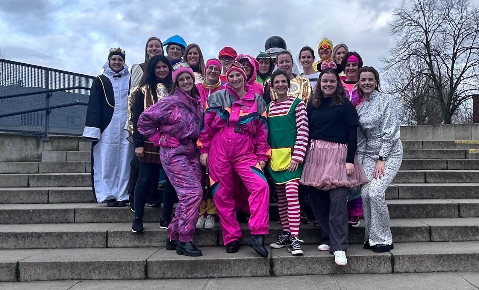 foto van leerkrachten die verkleed zijn 