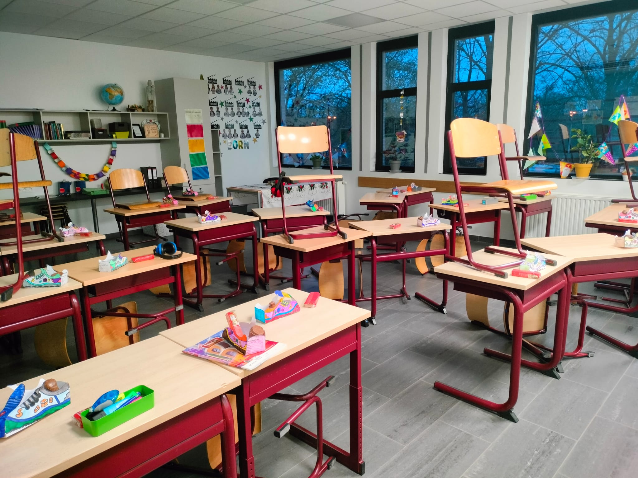 klaslokaal dat overhoop gehaald is door de Pieten