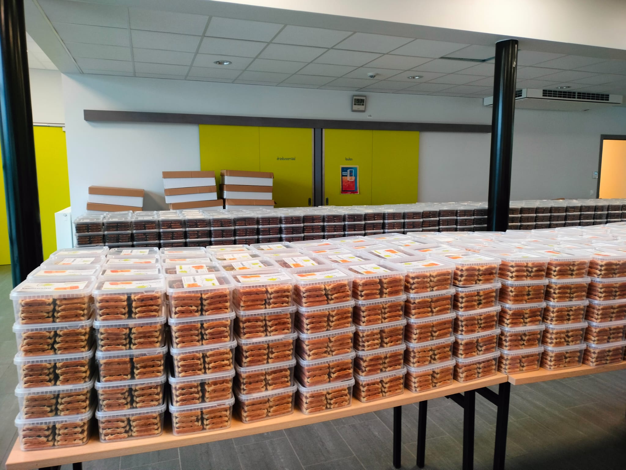 foto van allemaal dozen wafels