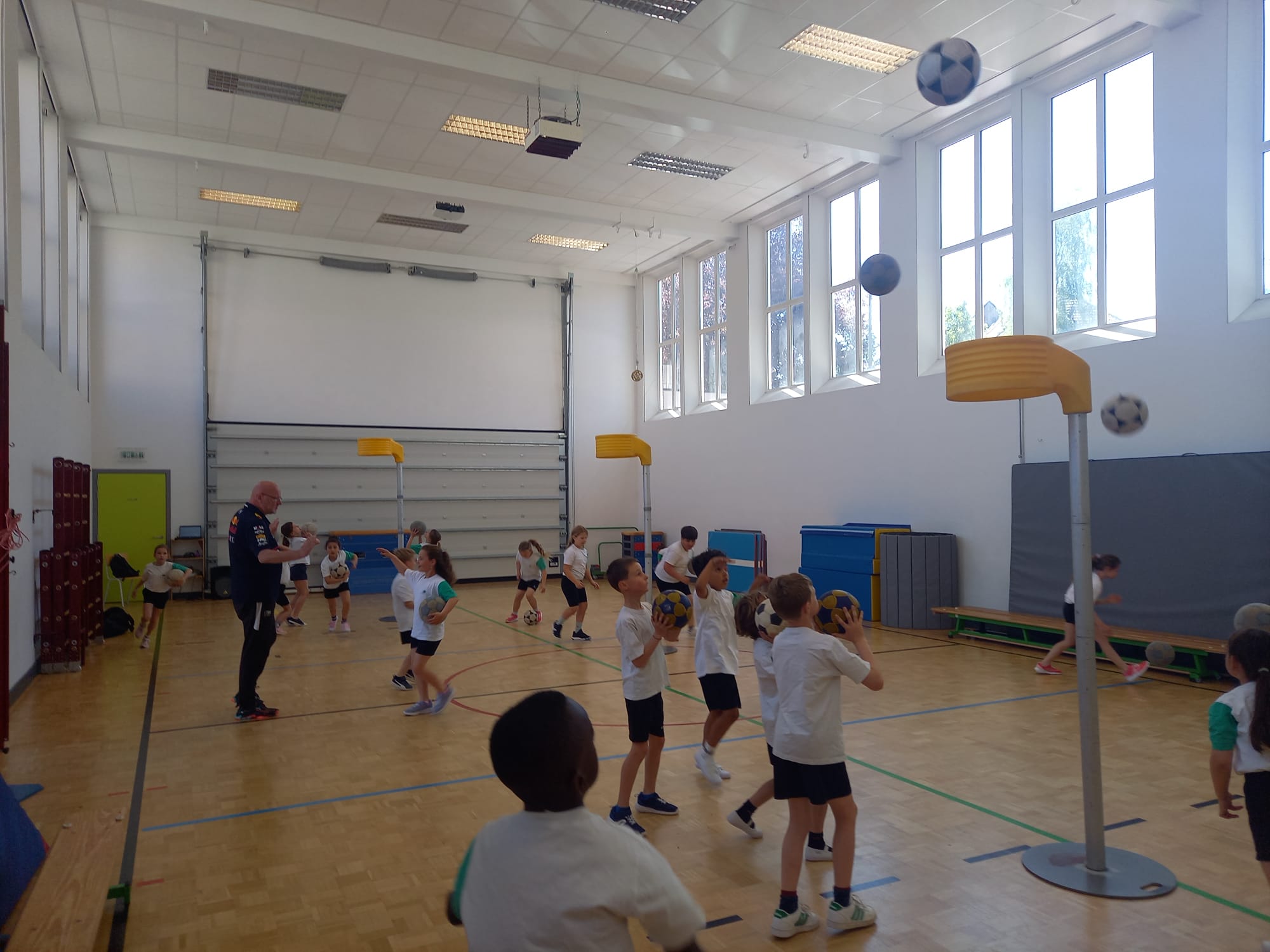 Kinderen spelen korfbal