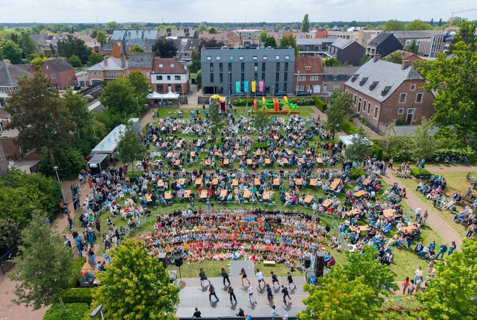 luchtbeeld van het schoolfeest