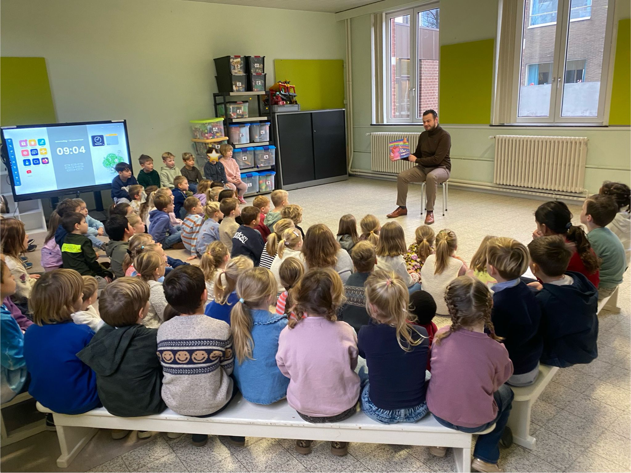 burgemeester leest voor aan groep kinderen
